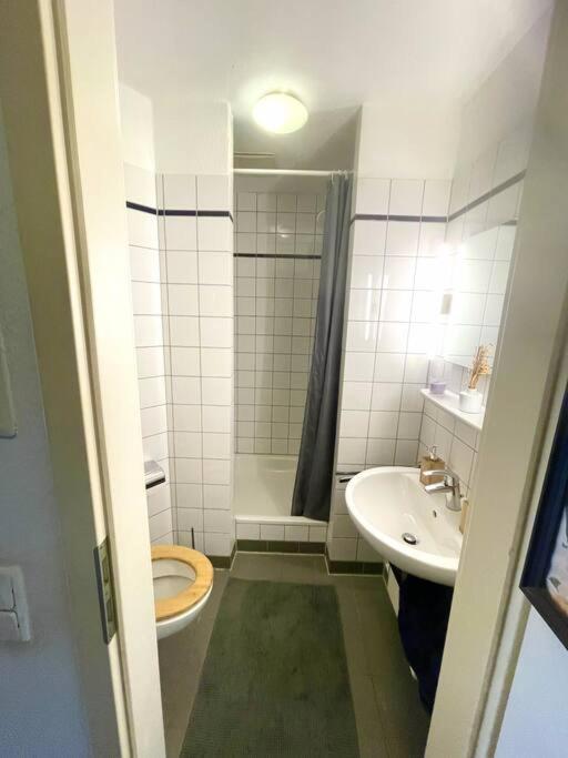 - Chilliges Zimmer In Dusseldorf Mit Balkon & Kuche; Big Tv And Bed - Exterior photo