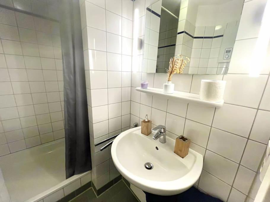 - Chilliges Zimmer In Dusseldorf Mit Balkon & Kuche; Big Tv And Bed - Exterior photo