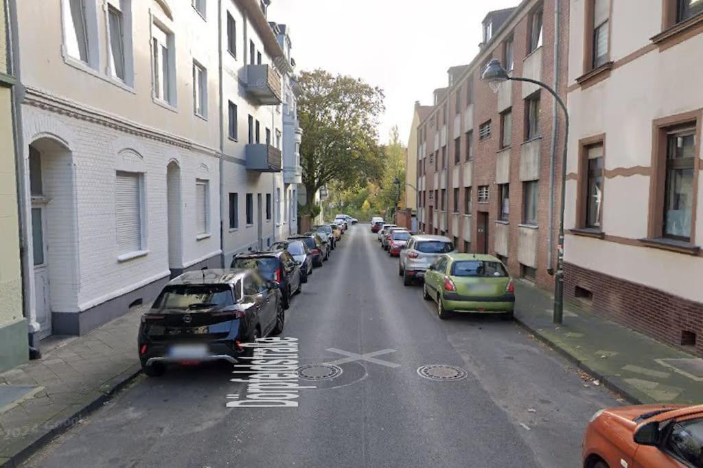 - Chilliges Zimmer In Dusseldorf Mit Balkon & Kuche; Big Tv And Bed - Exterior photo